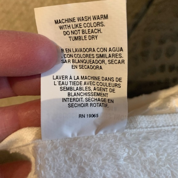 White Embroidered Fingertip and Body Towels, NWT, 2- Fingertip, 2- Body Towels - Picture 10 of 16